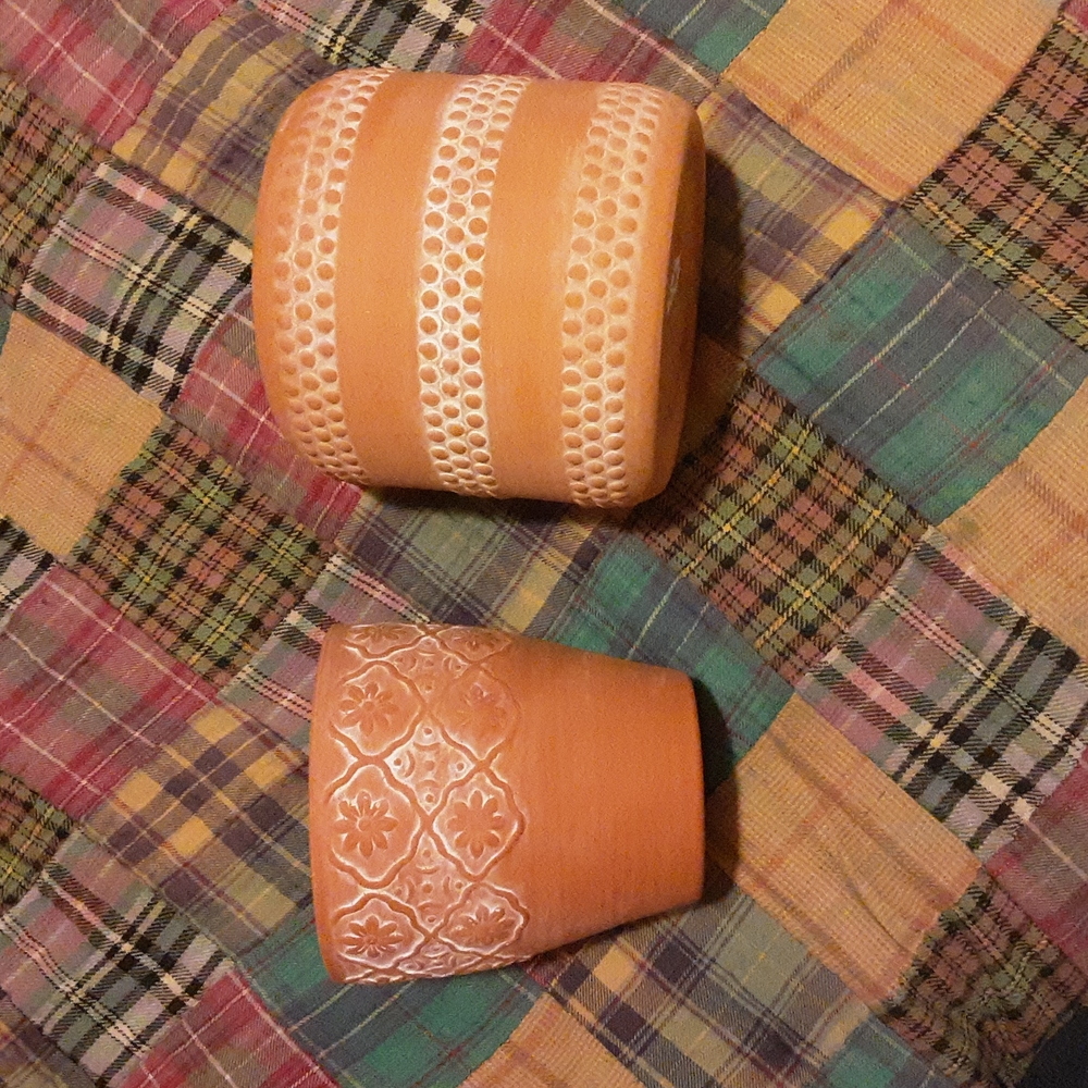 2 terracotta pots